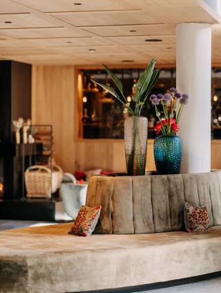 Lobby mit gemütlicher Lounge im Naturhotel Forsthofgut