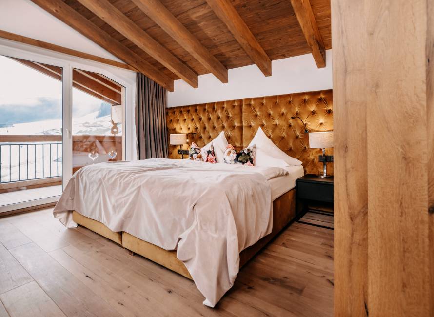 Modernes Doppelzimmer mit Bergblick