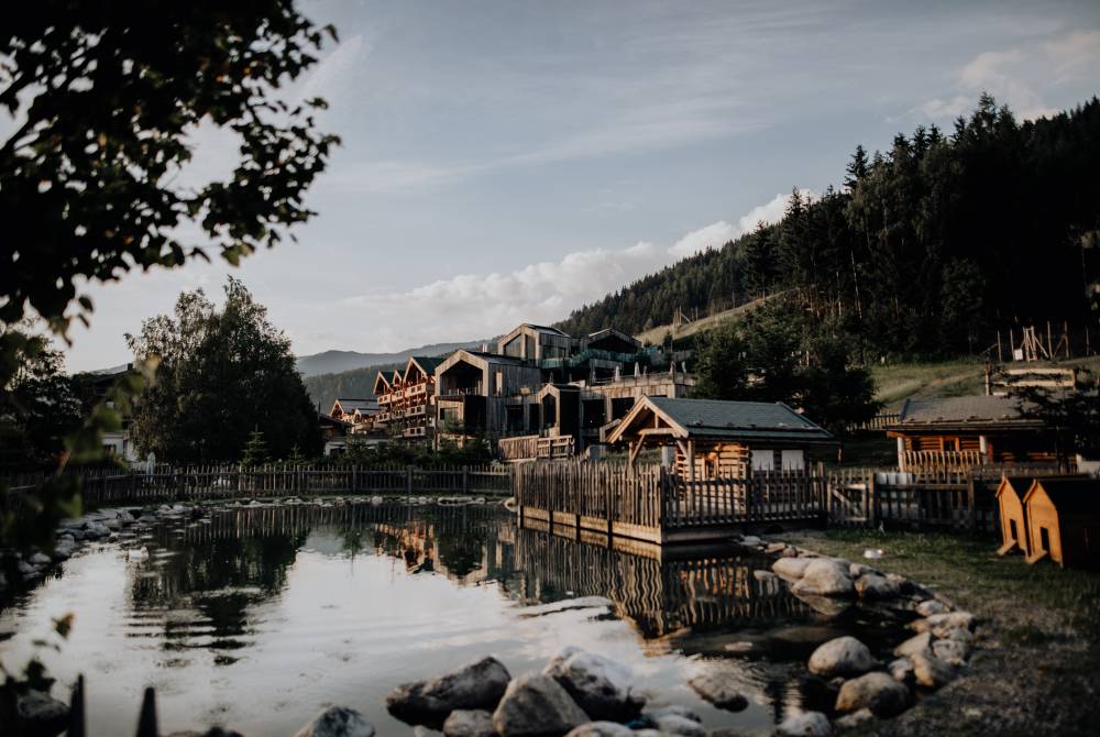 Das Naturhotel Forsthofgut bei Dämmerung