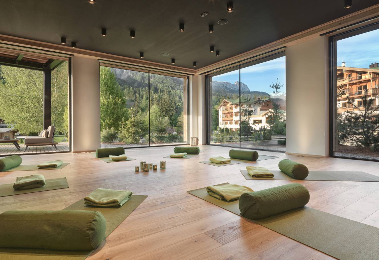 Indoor-Yoga im Sonnenraum - Naturhotel Forsthofgut