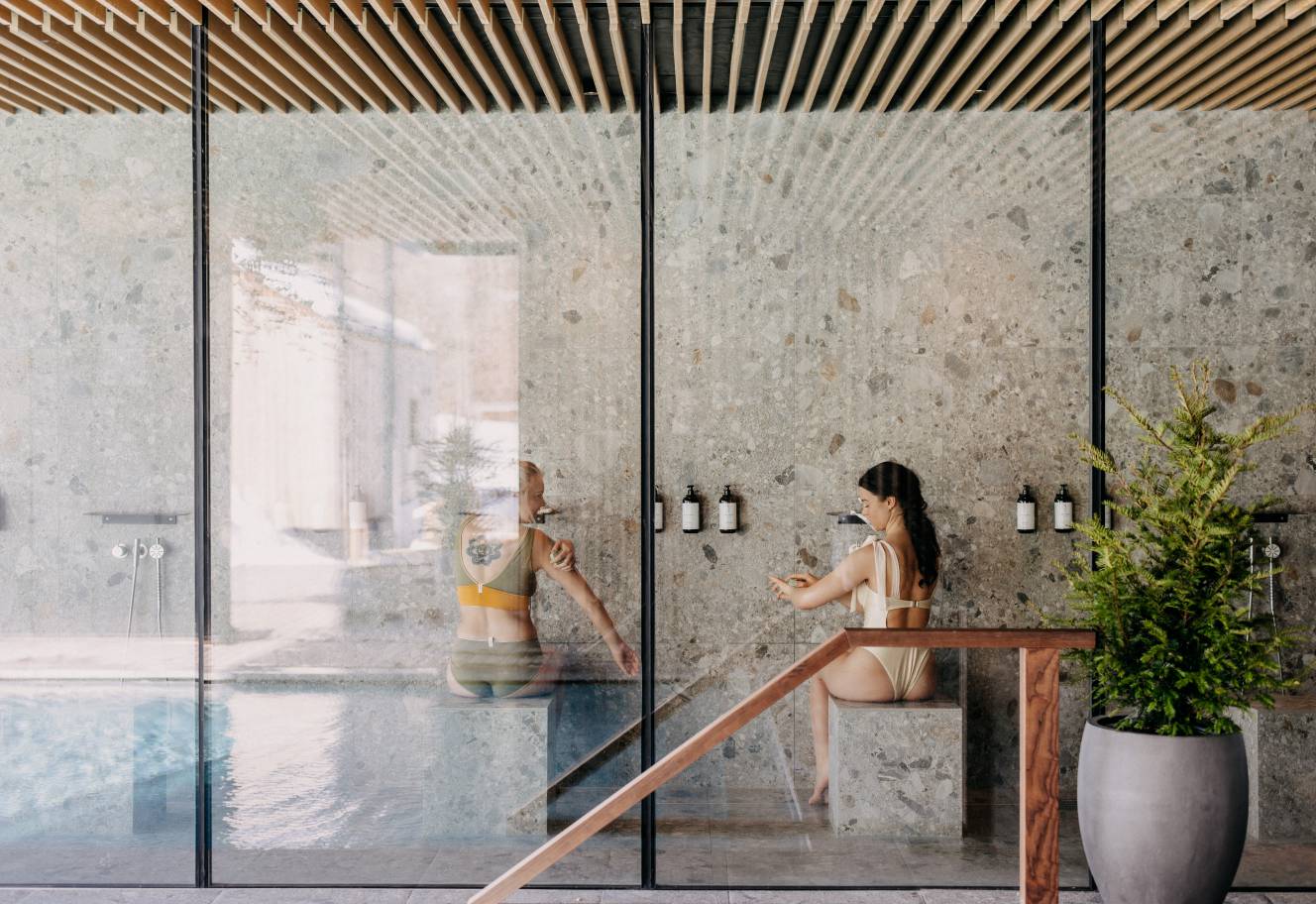 Wellness zu Wohlfühlen - Frauen führen Onsen Ritual durch