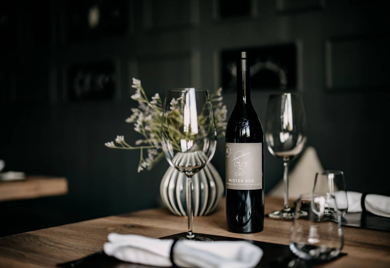 Gedeckter Tisch mit Wein im Naturhotel Forsthofgut