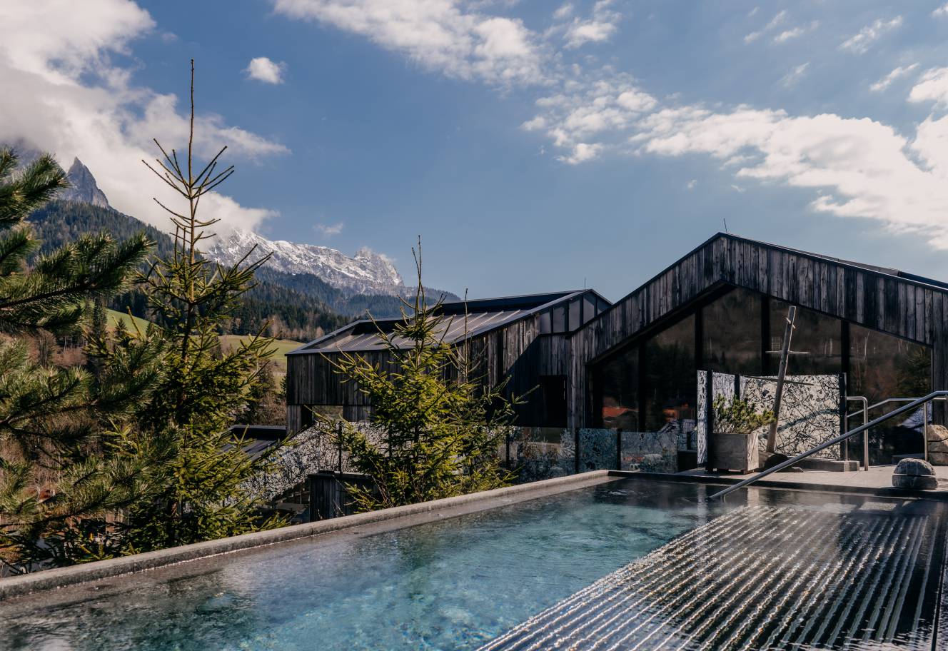 Wellnesshotel Österreich Adults Only - Außenpool mit Whirlpoolliegen