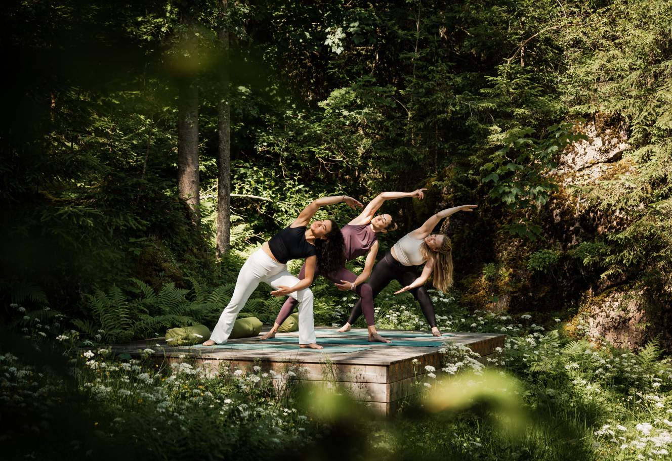 Yoga Retreat im Forsthofgut - Frau übt Yoga im Wald