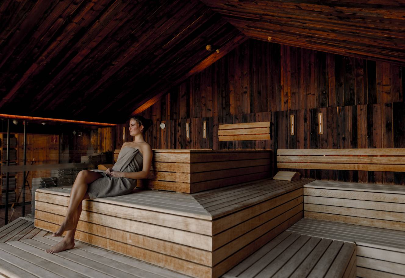 Frau genießt Sauna im Spa Hotel Forsthofgut