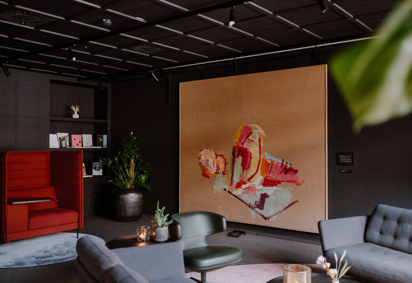 Das Kunstwerk "Ohne Tite" von Martha Jungwirth im Naturhotel Forsthofgut