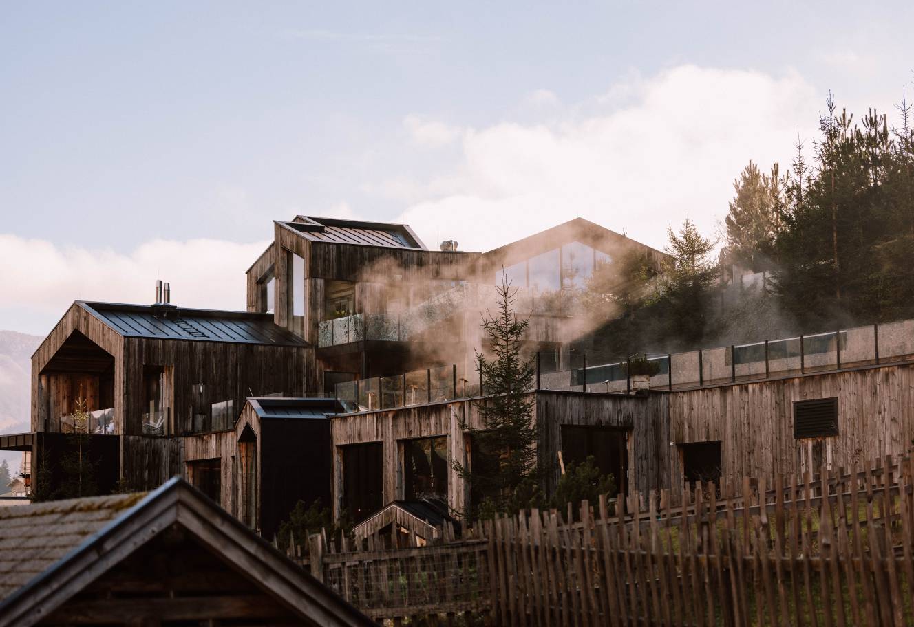 Terasse des Naturhotel Forsthofguts im Sonnenuntergang