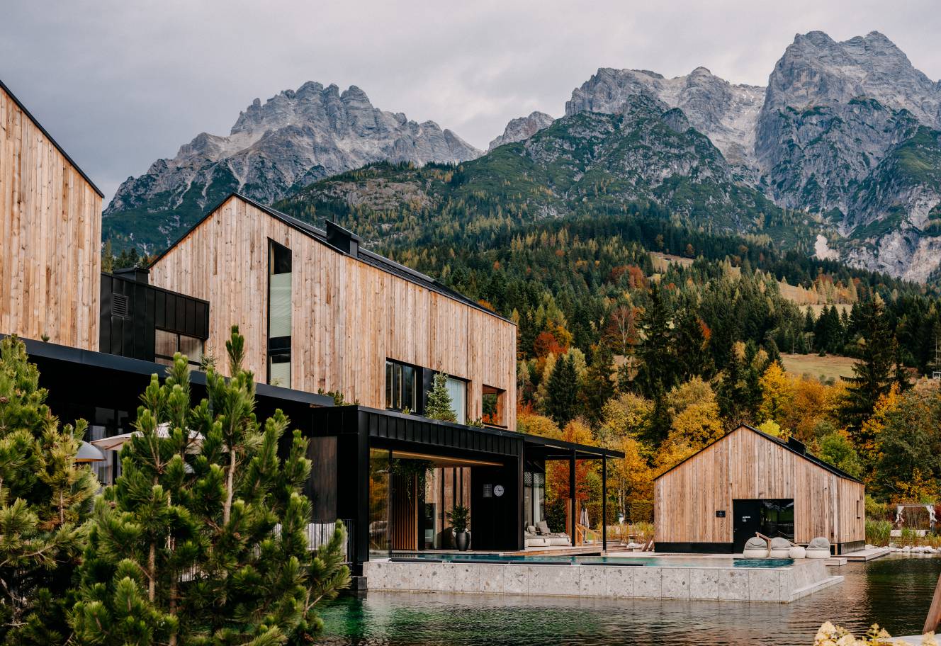 Terasse des Naturhotel Forsthofguts im Sonnenuntergang