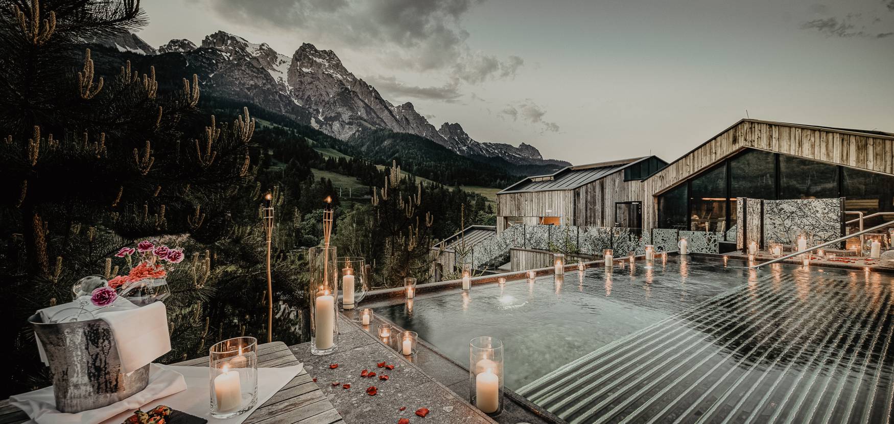Romantic pool with lights in the Naturhotel Forsthofgut
