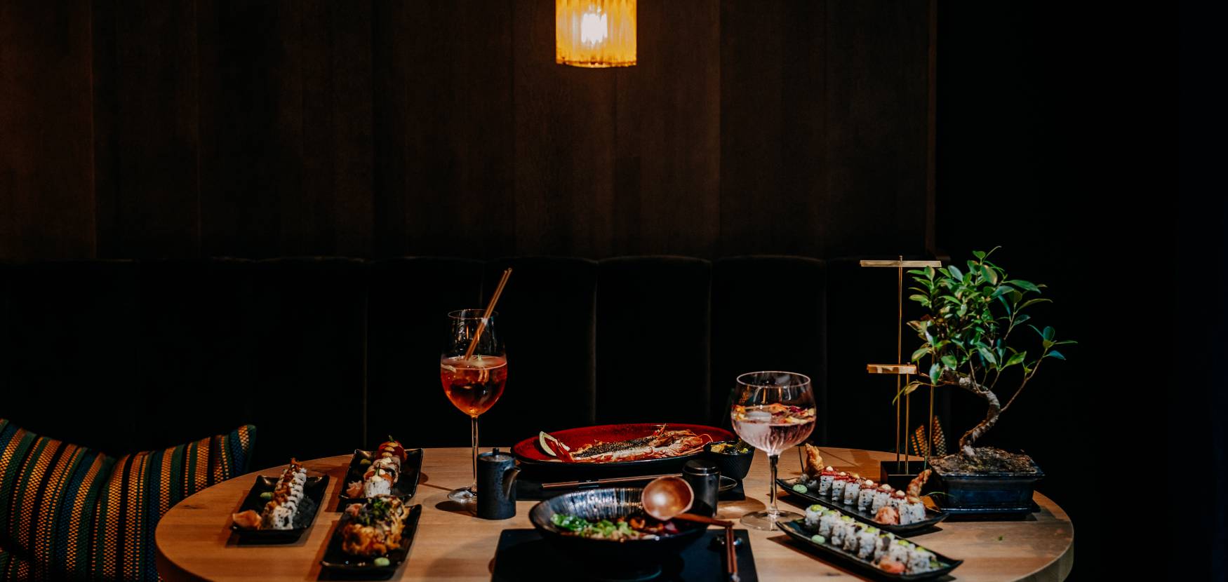 Japanisches Restaurant mit Essen am Tisch