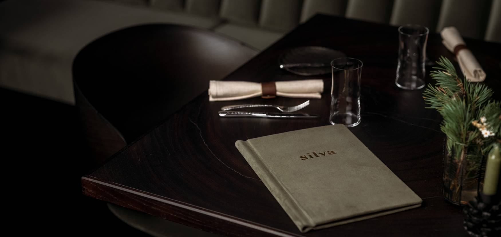 Silva Restaurant Menükarte auf Tisch mit naturinspiriertem Design und Wald-Elementen