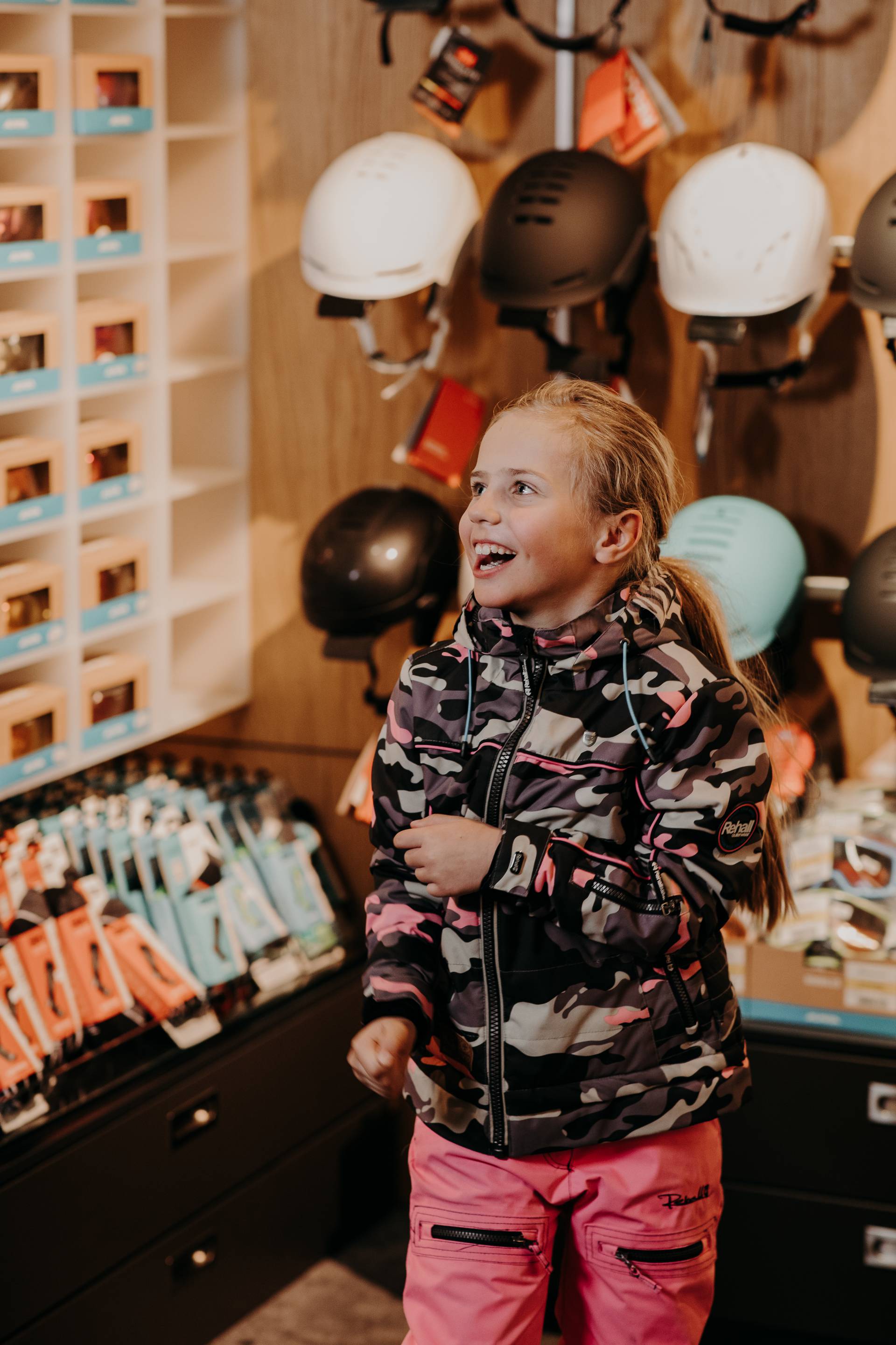 Mädchen im Skiverleih im Naturhotel Forsthofgut