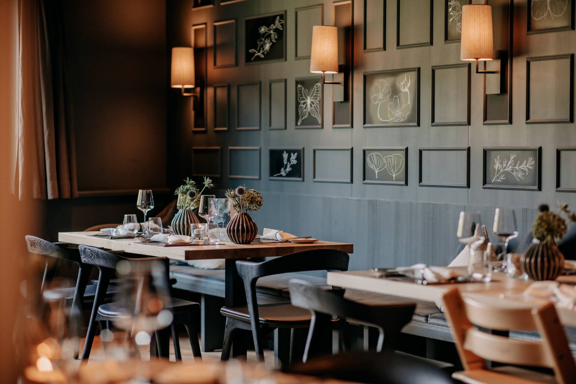Restaurant gedeckte Tische Naturhotel Forsthofgut 