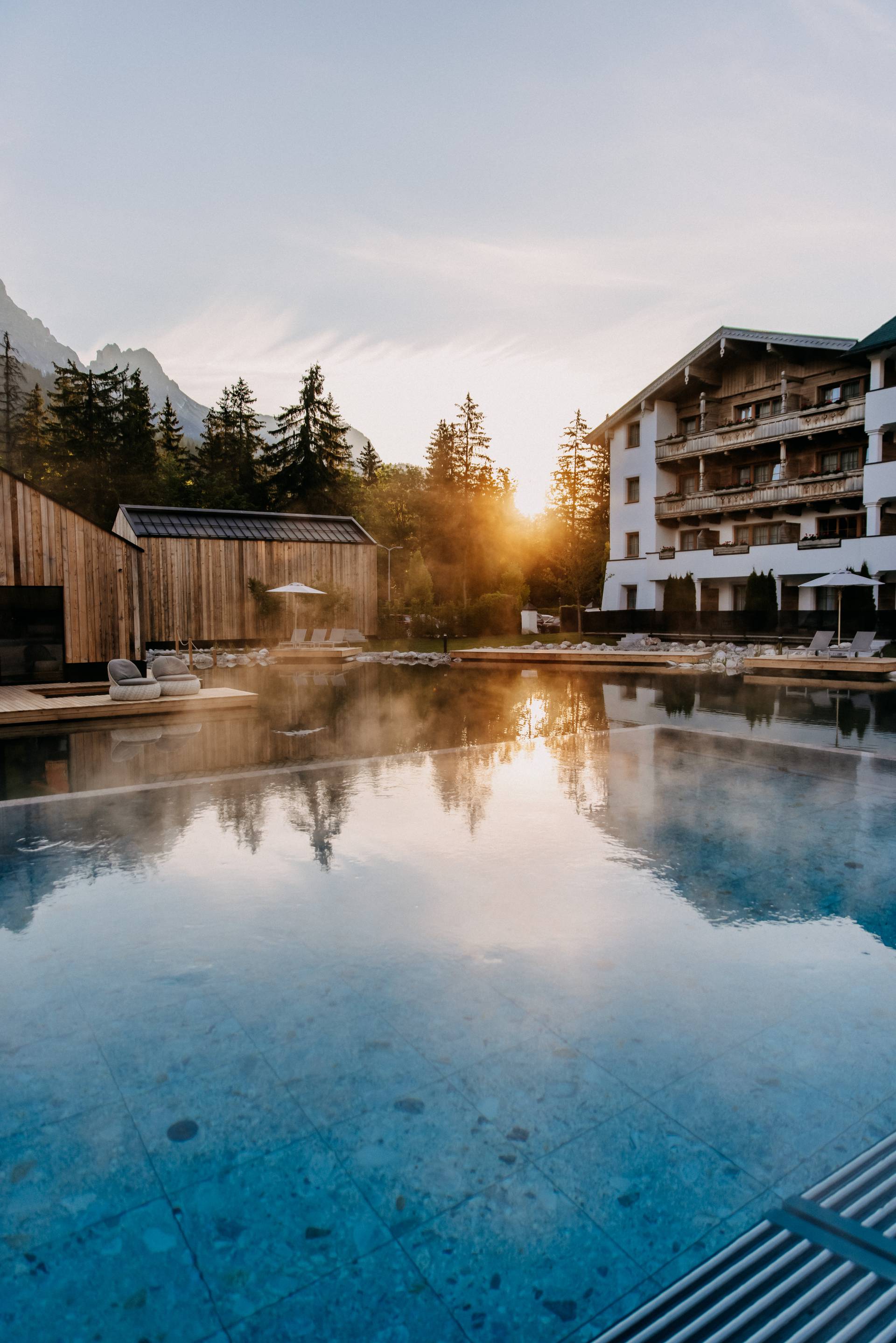 Sonnenaufgang am Bio-Badeteich im waldSPA