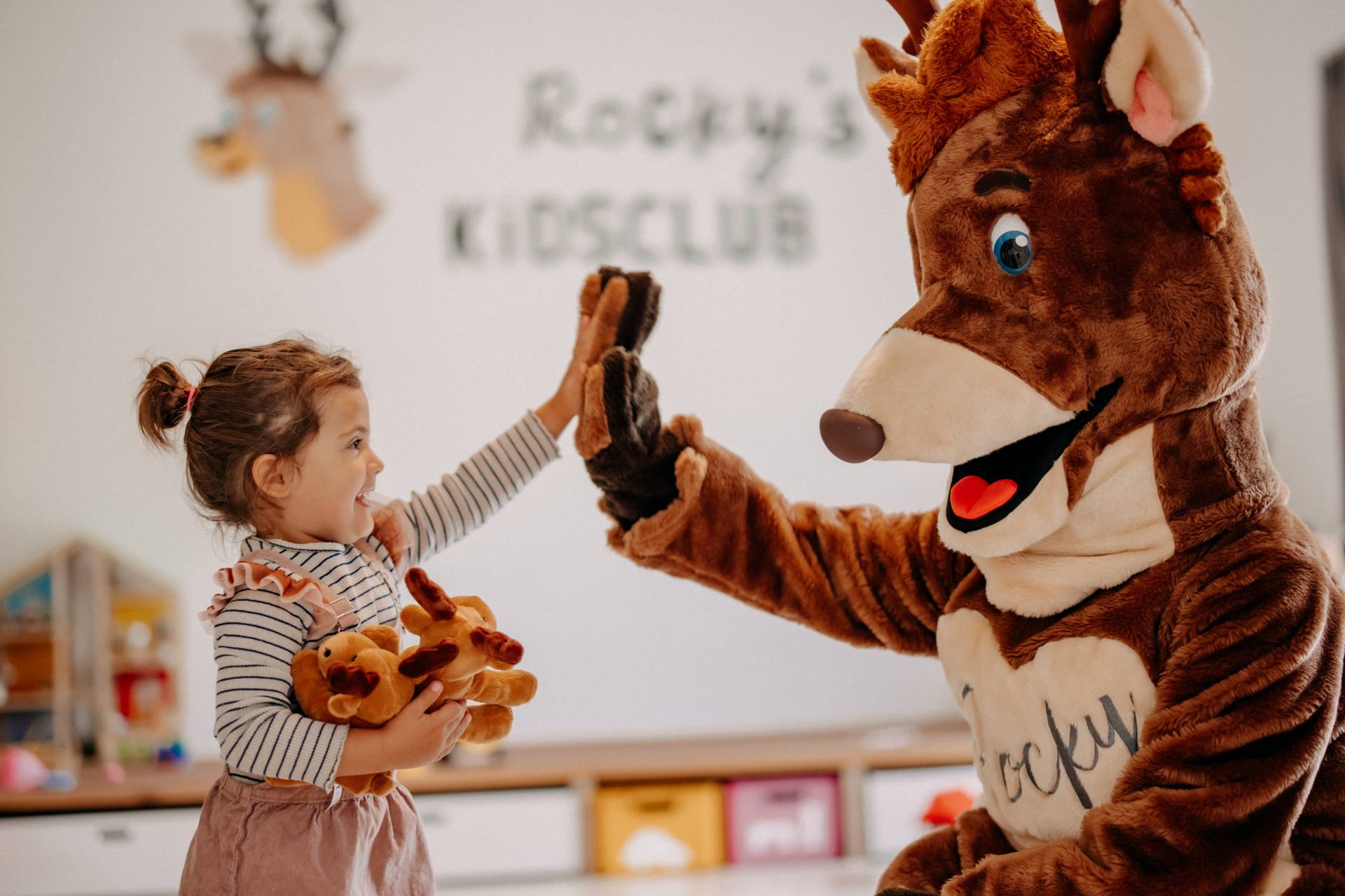 Kind mit Maskottchen im Naturhotel Forsthofgut