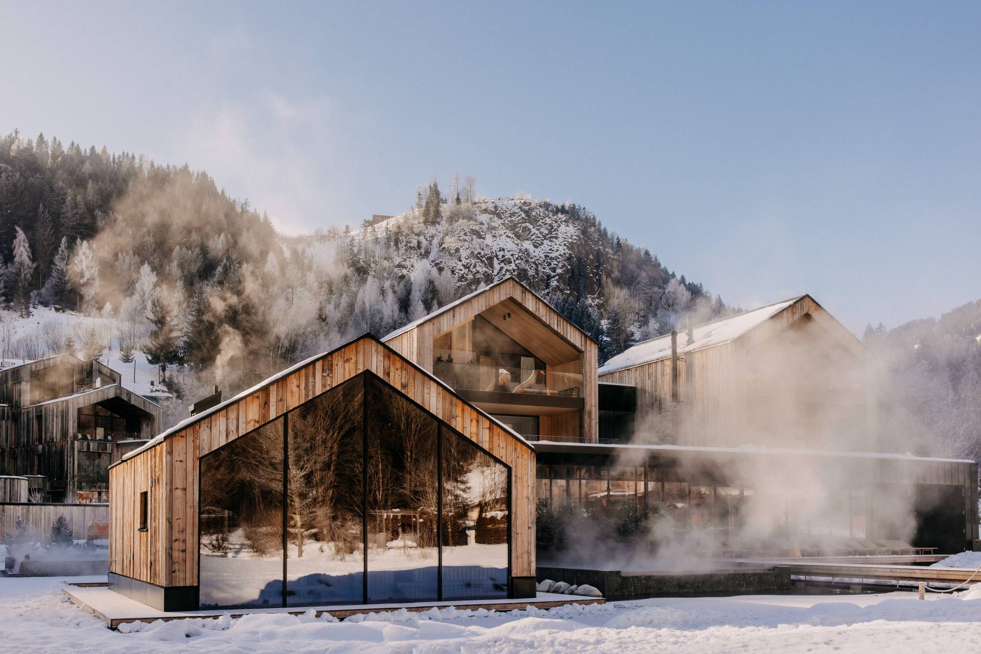 Das Seehaus mit Sauna und waldSPA im Winter im Naturhotel Forsthofgut