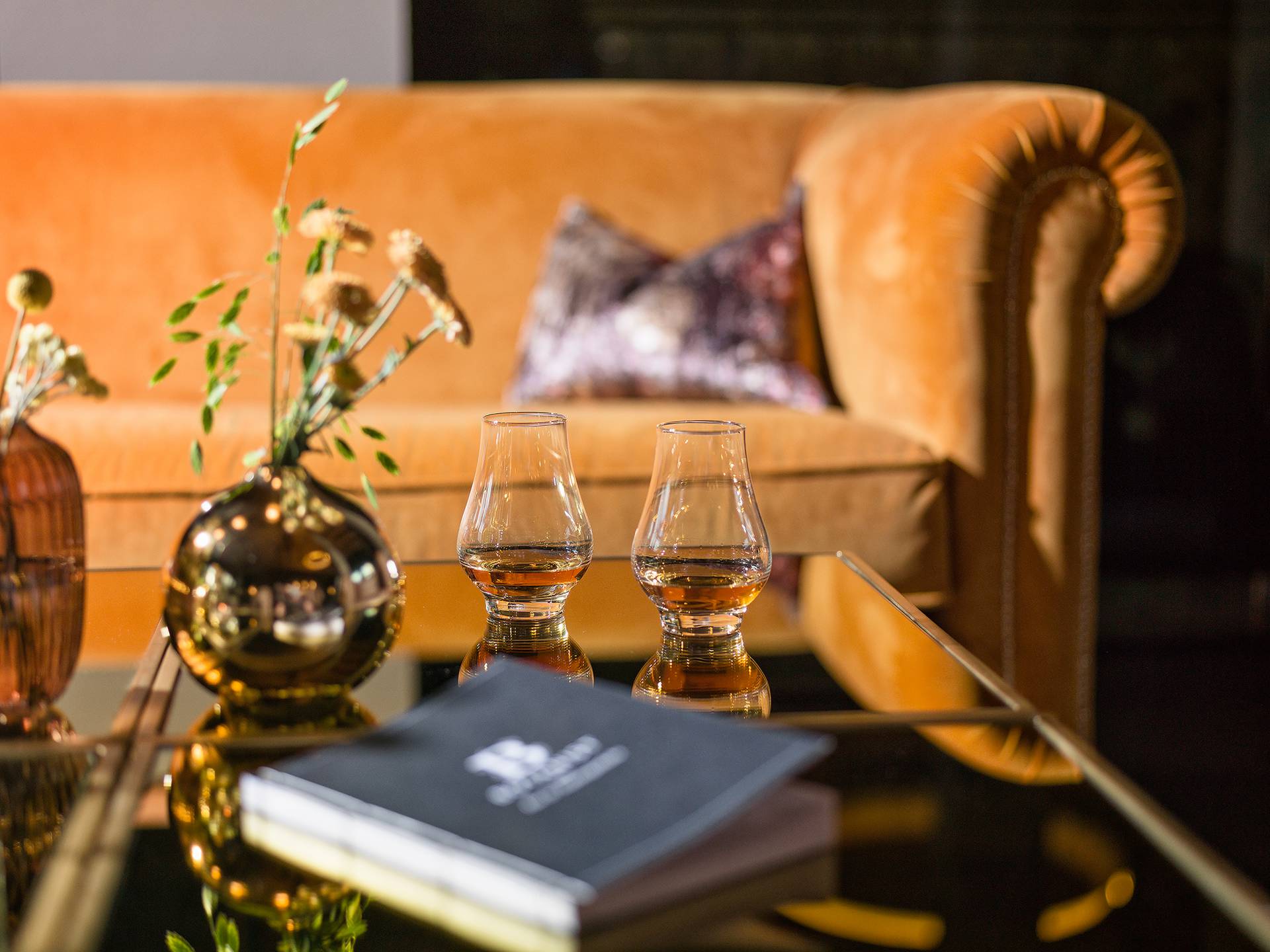 Mann liest Zeitung in Sessel Cocktailbar Naturhotel Forsthofgut