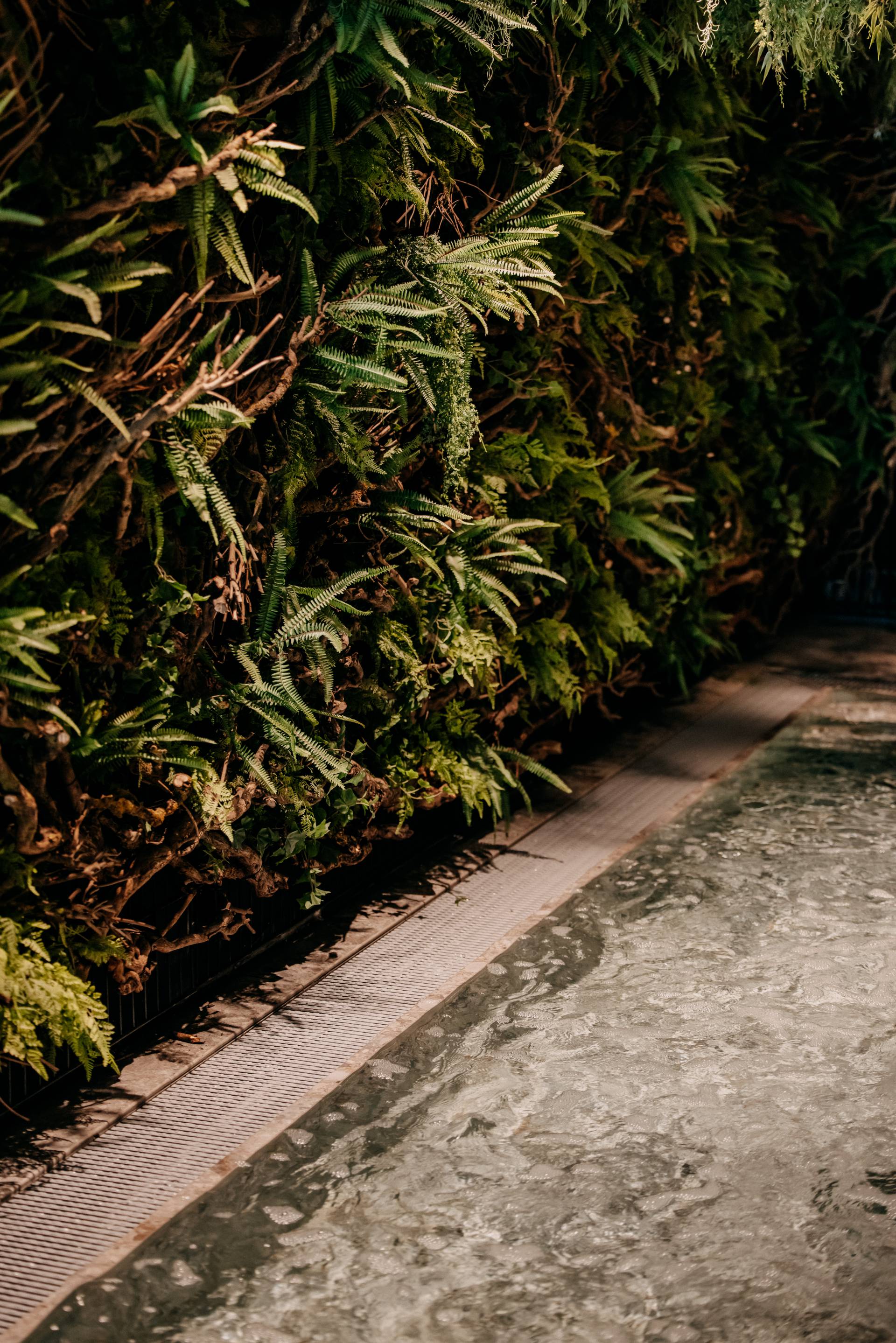 Kinderbecken mit bepflanzten Wänden. Familienurlaub in Österreich