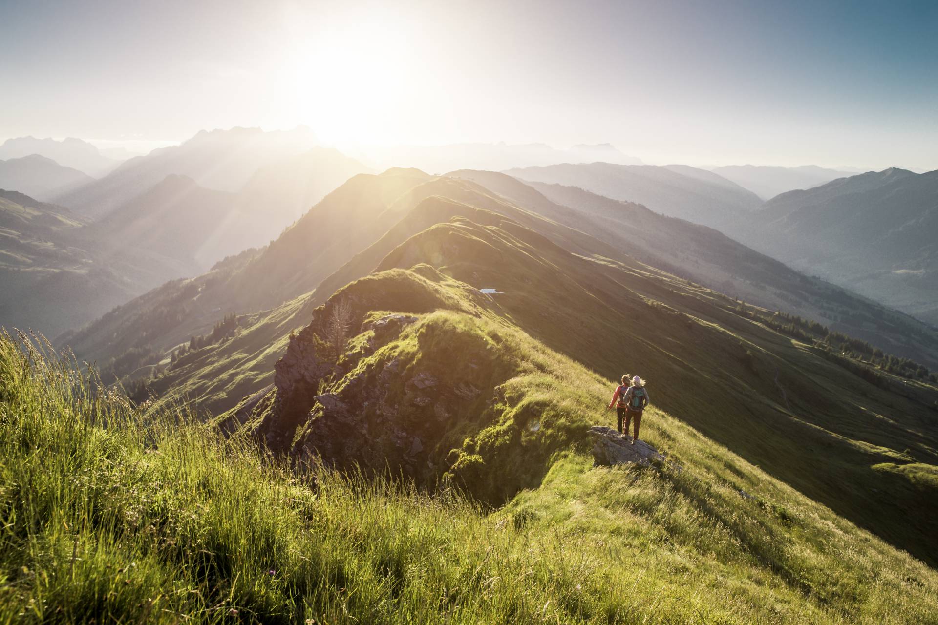 Wanderer in Saalbach mit Panoramablick über Berge