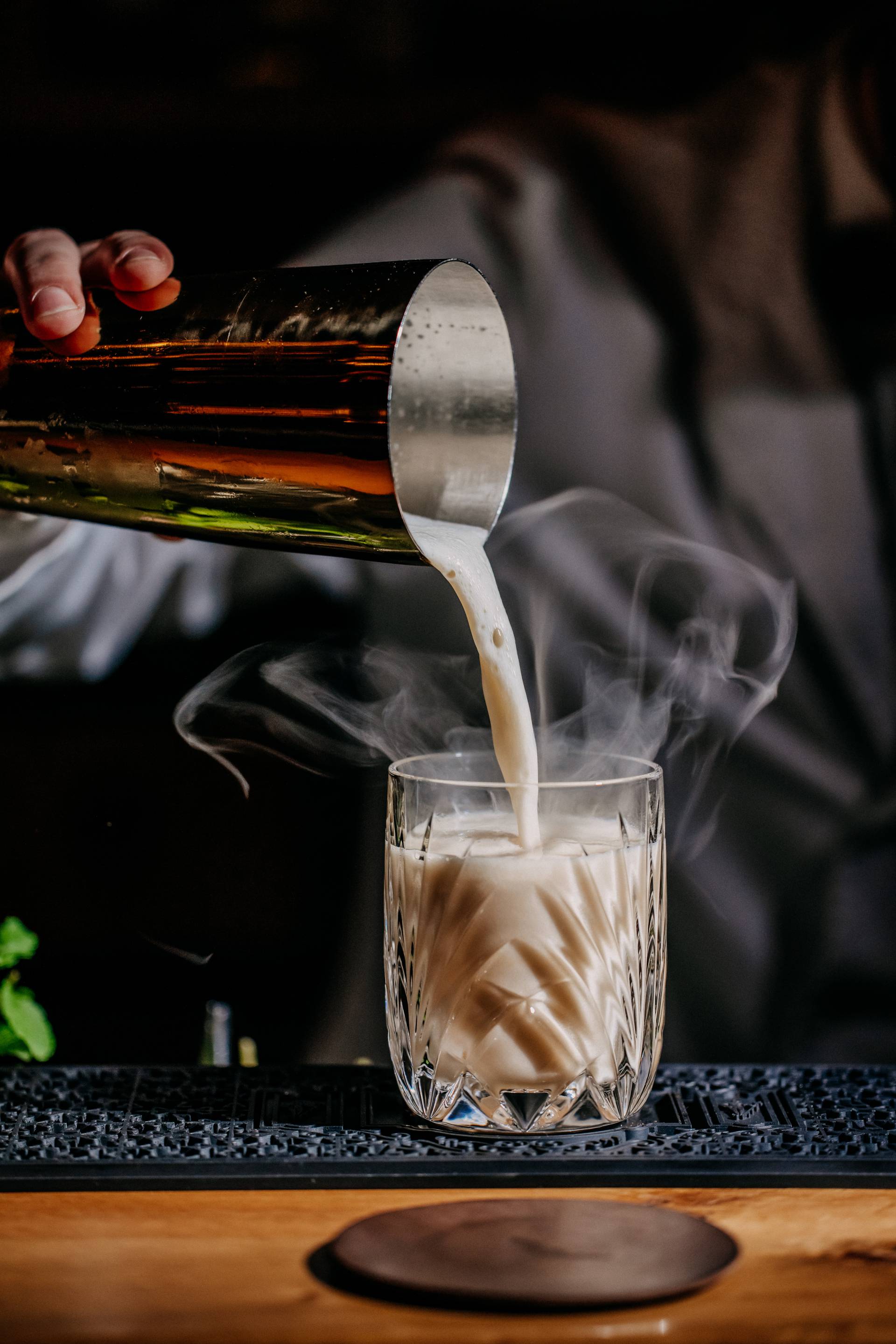 Botanis Bar im Naturhotel Forsthofgut mit Signatur Drinks und dem Team dahinter