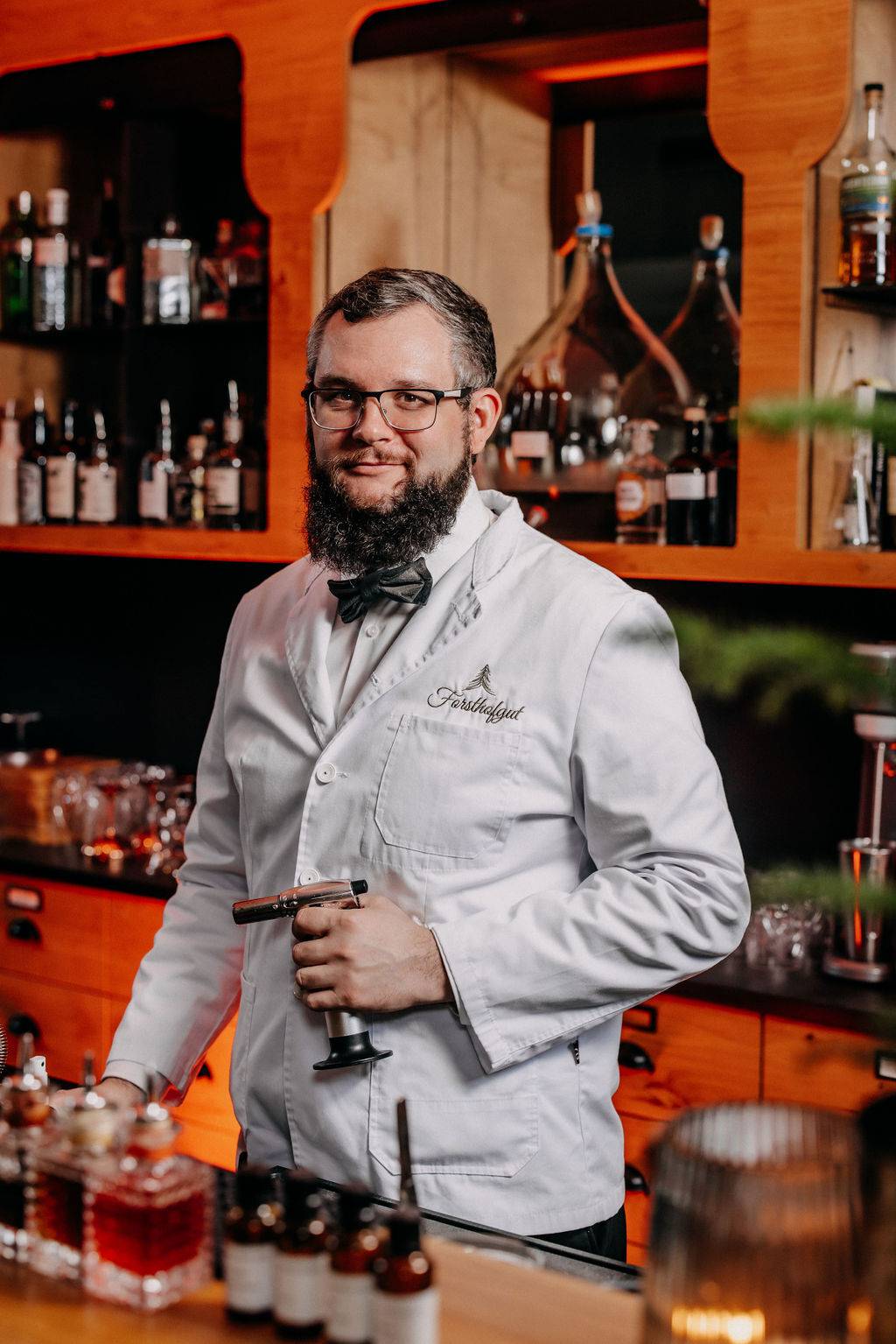 Botanis Bar im Naturhotel Forsthofgut mit Signatur Drinks und dem Team dahinter