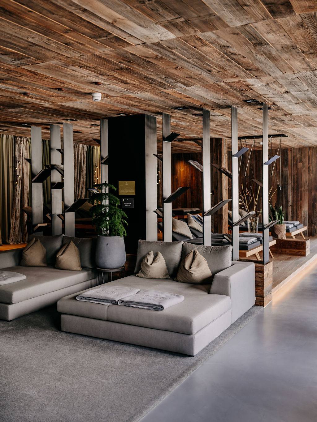 Entspannung in Wellnessbereich waldSPA des Naturhotel Forsthofgut