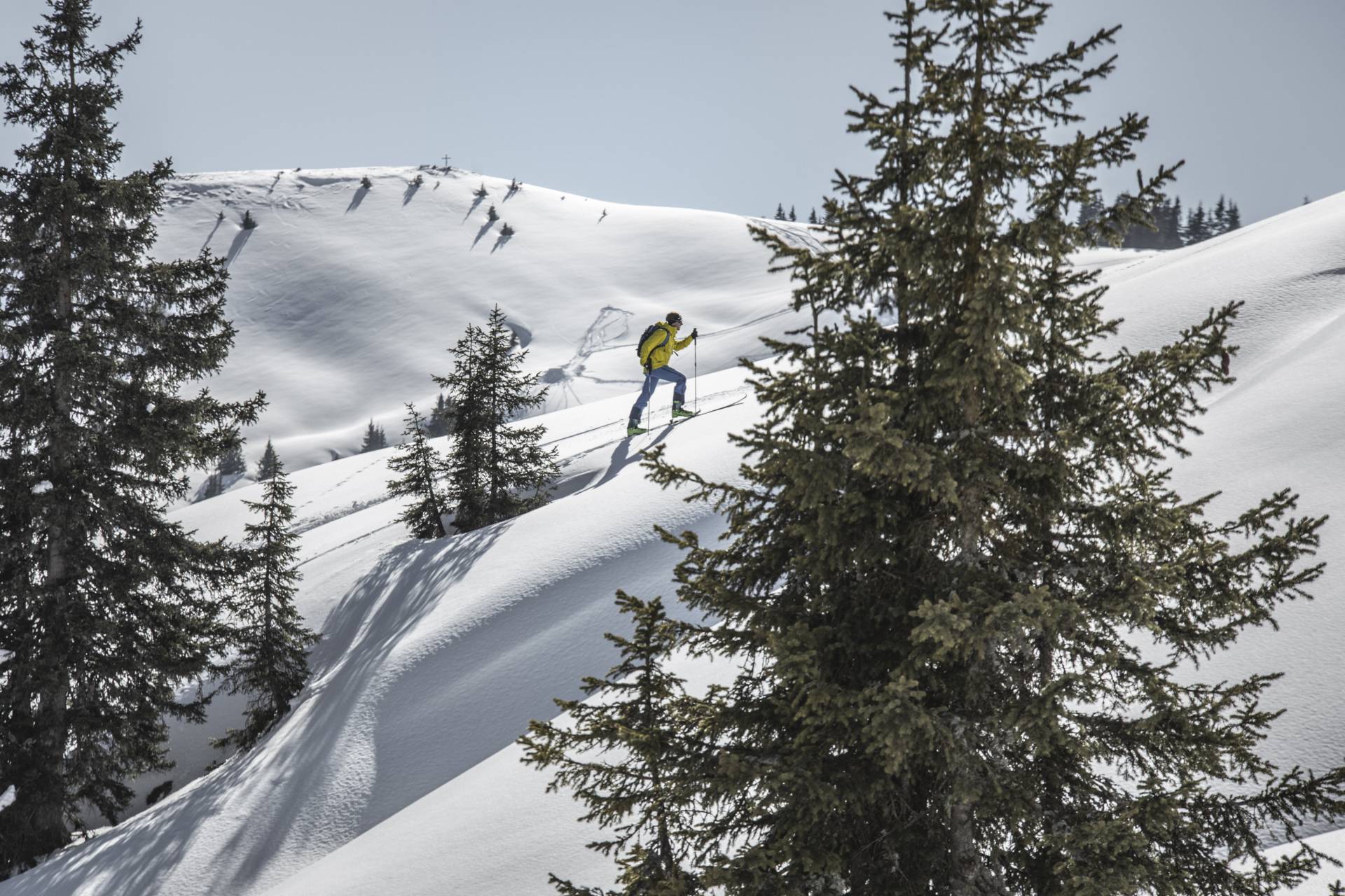 Person beim Skitouren in Leogang