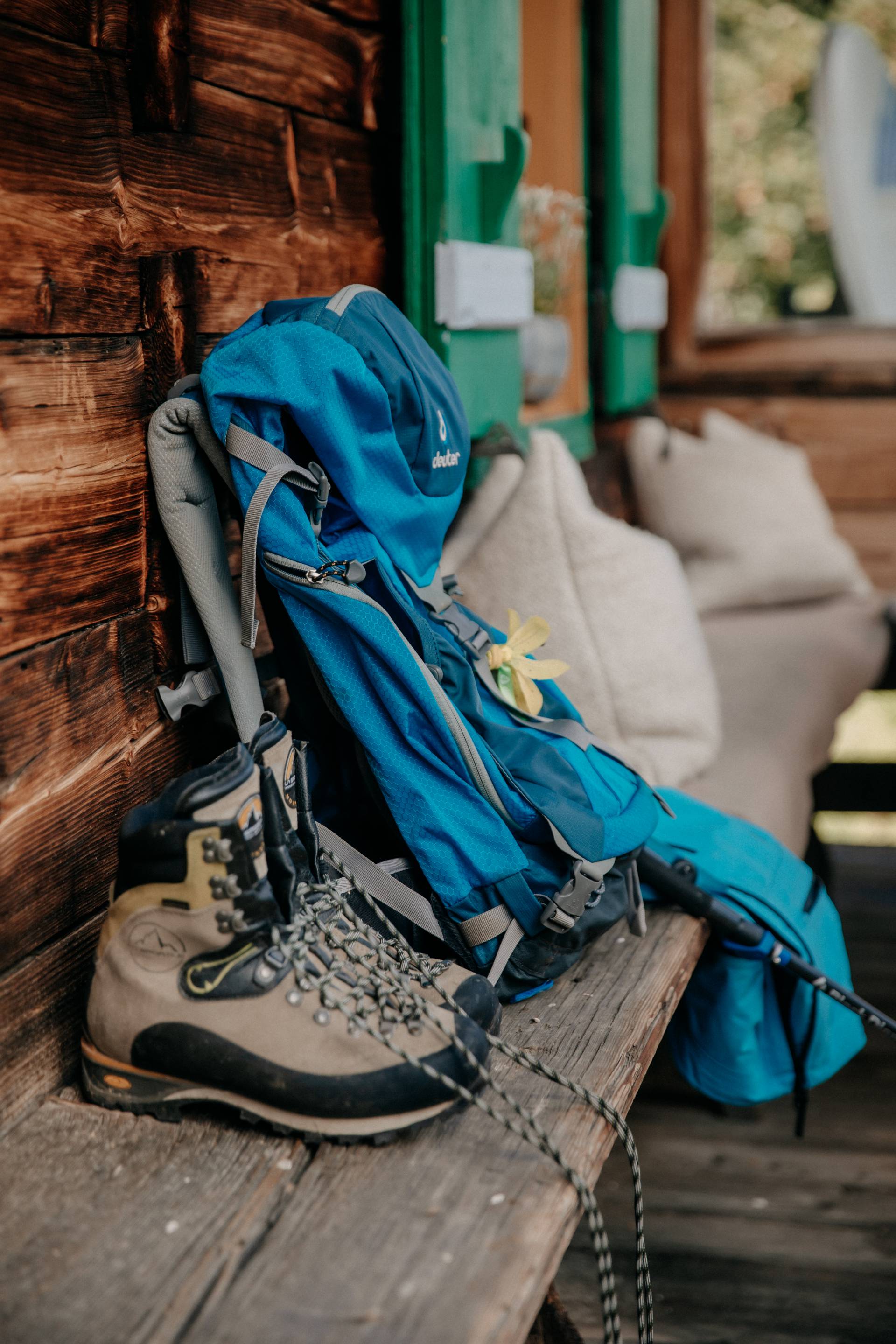 Wandern im Salzburger Land - Wanderrucksack und Schuhe auf Holzbank