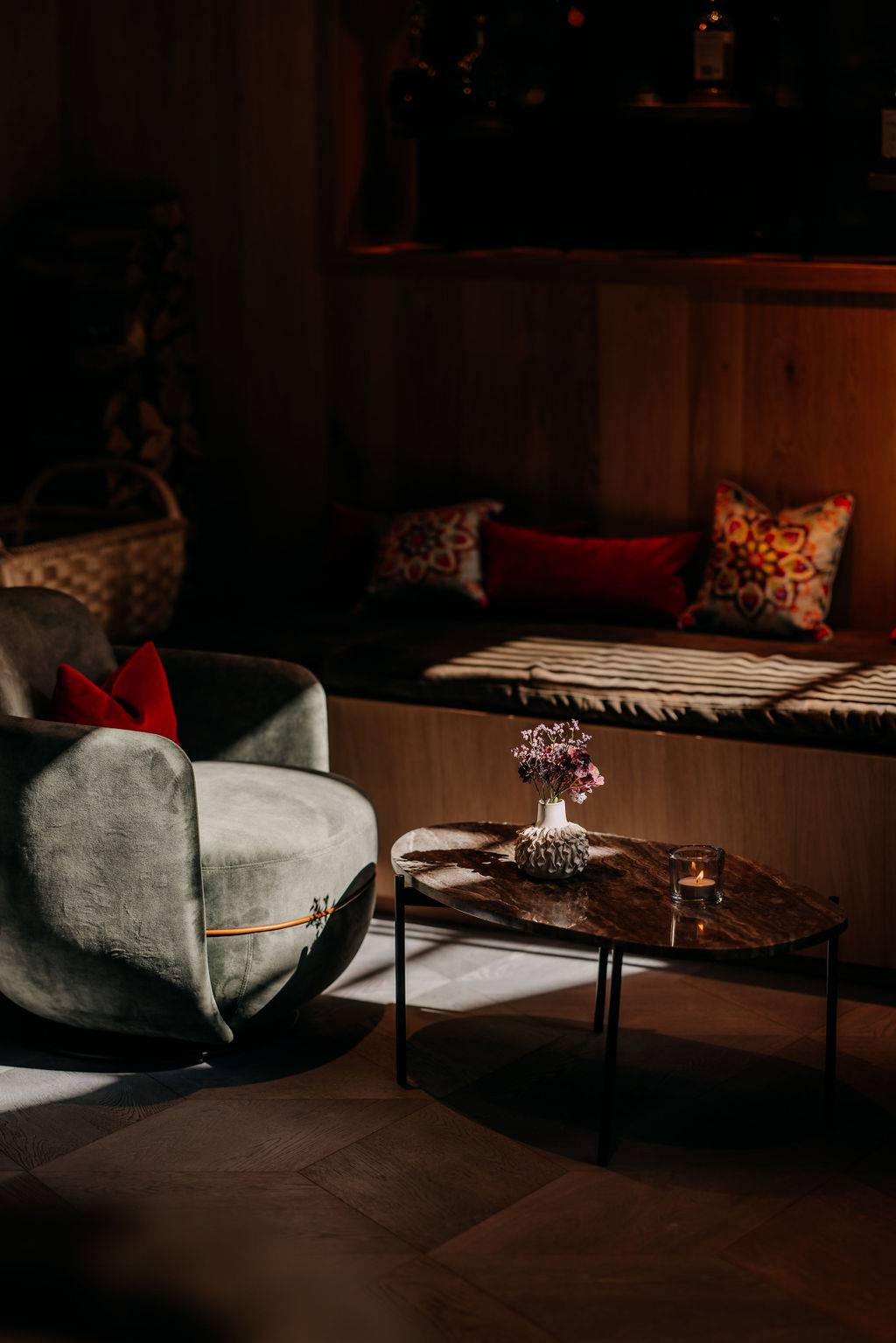 Gemütliche Lounge-Möbel im Naturhotel Forsthofgut