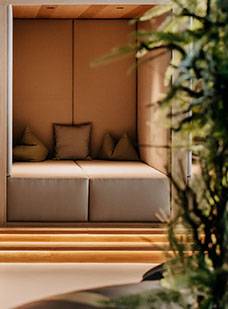 Wellness in Österreich - Frau macht im waldSPA ein Fußbad