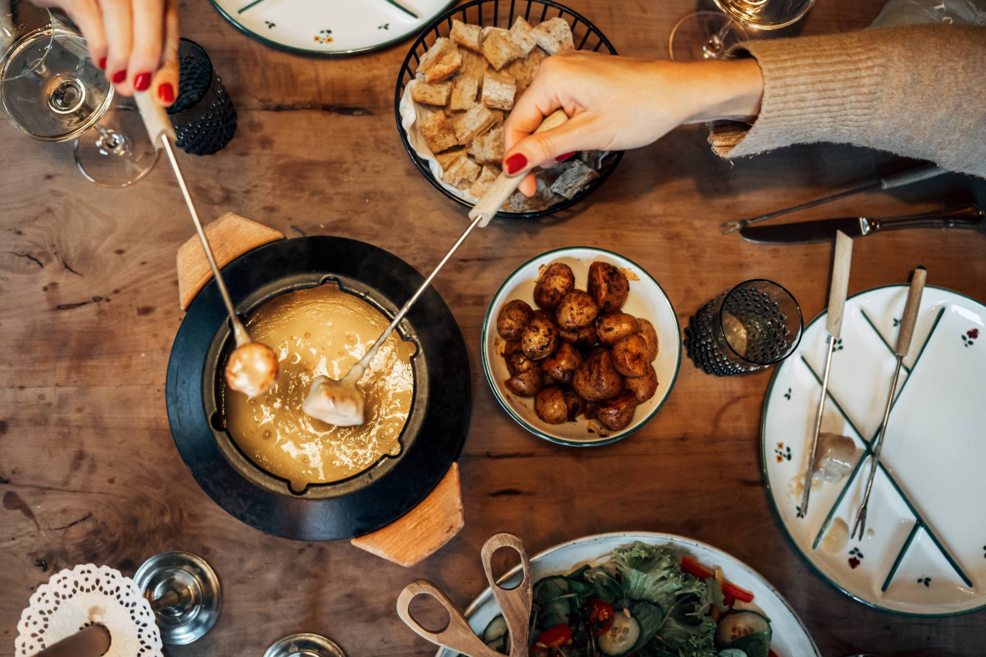 Außenansicht des Naturhotel Forsthofgut Fokus auf die Natur