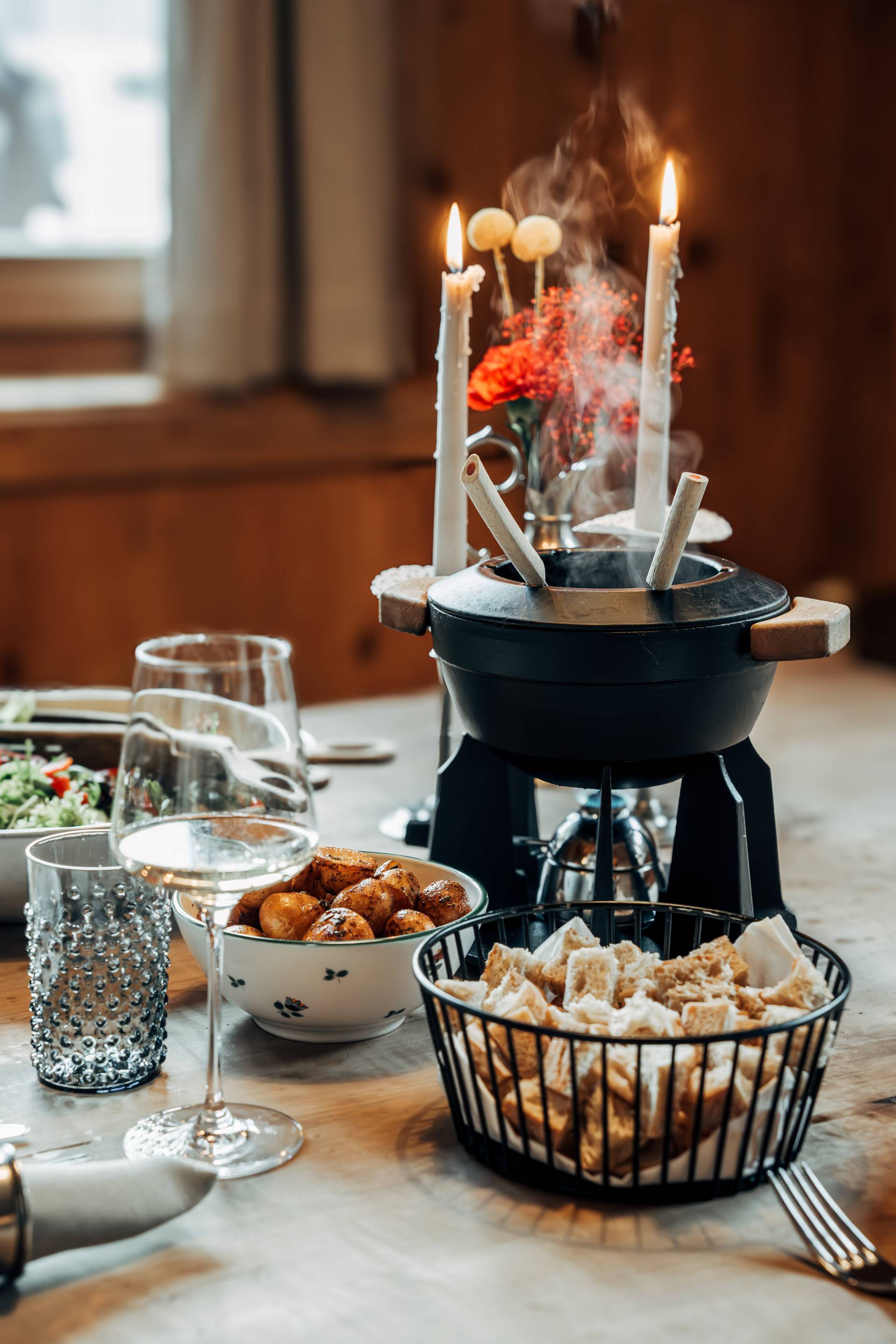 Außenansicht des Naturhotel Forsthofgut Fokus auf die Natur