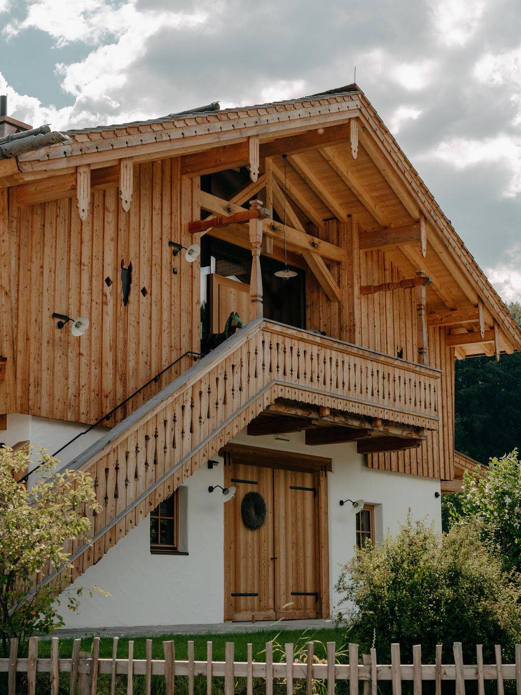 rau sitzt auf einem Haflinger mit dem Reitstall im Hintergrund