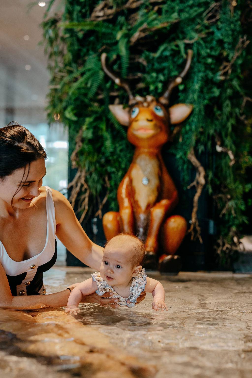 Kinderbecken mit bepflanzten Wänden. Familienurlaub in Österreich