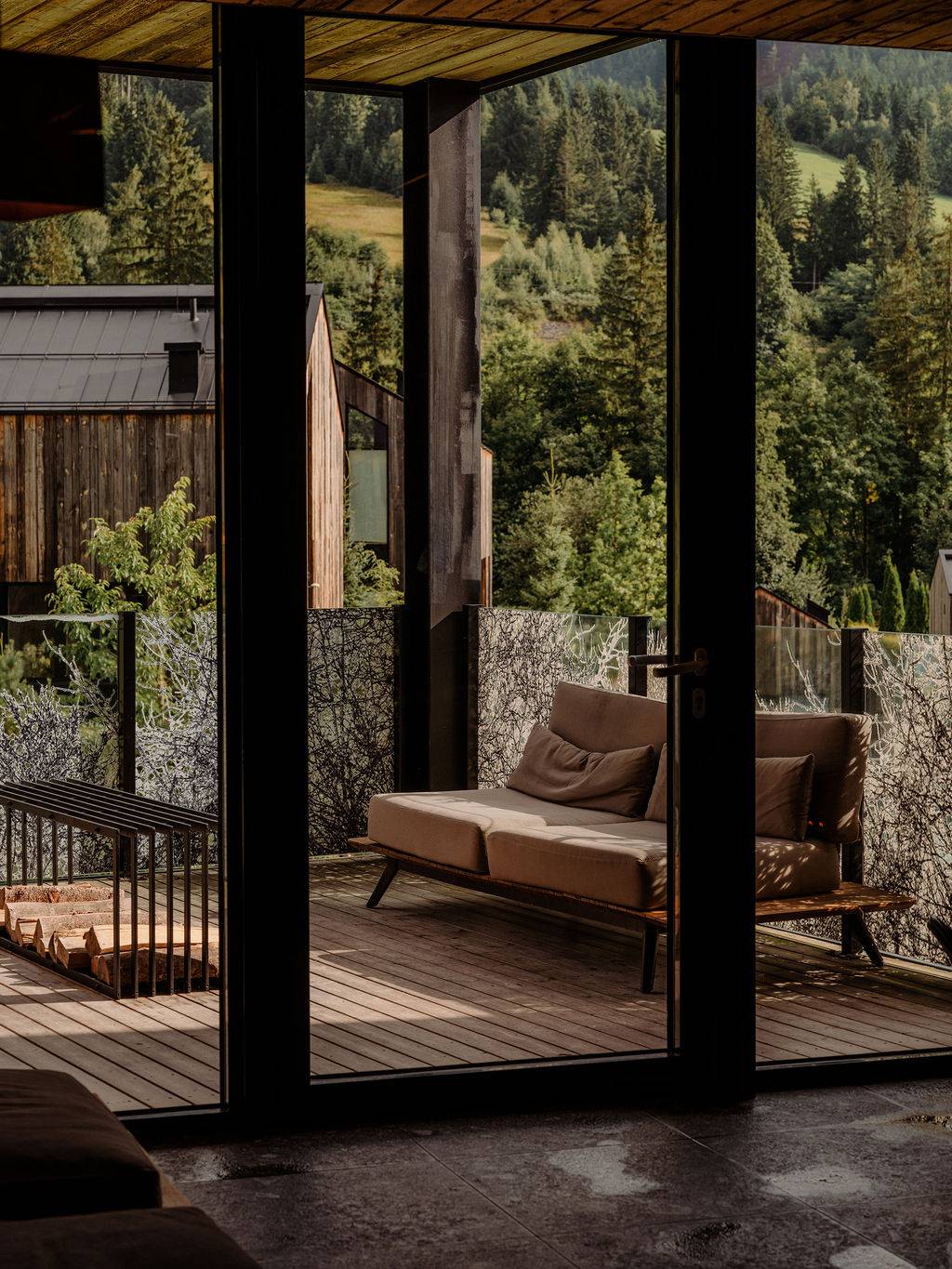 Entspannung in Wellnessbereich waldSPA des Naturhotel Forsthofgut