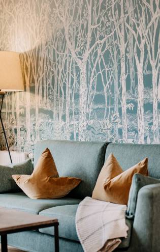 Couch im Wohnbereich der Zimmer im Naturhotel Forsthofgut