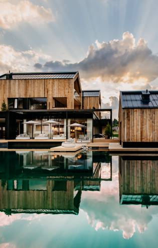 Seehaus im Wellnesshotel Forsthofgut - Sonnenuntergang im Pool genießen 