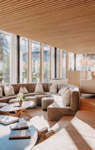 Lichtdurchfluteter Ruheraum bergSTILLE mit Kamin und Sitzecken