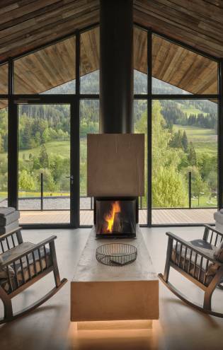 Ruheraum mit Kamin und Blick auf die Berge