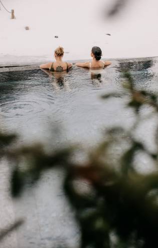 Frauen im beheizten Outdoor Pool