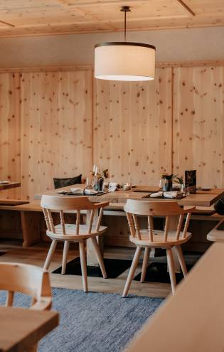 Innenansicht des Restaurants im Naturhotel Forsthofgut