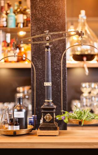Apotheker Waage Cocktailbar Cocktails Naturhotel Forsthofgut Österreich Leogang