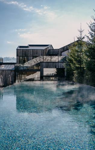 Außenpool für Sommer Wellness im Wellnesshotel Forsthofgut