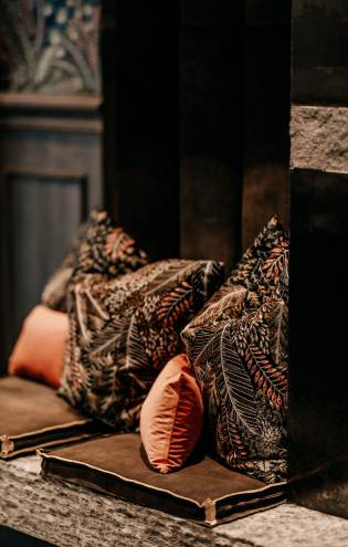 Detailbild stoffkissen mit Muster auf Sitzbank