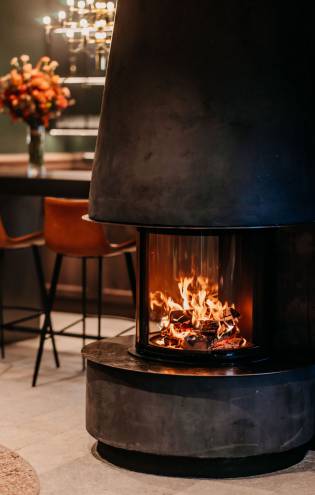 Runder Kamin in Hotellounge