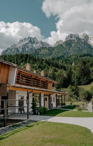 Reitstall im Sommer mit den Steinbergen im Hintergrund