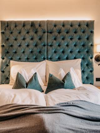 Doppelbett in der Natursuite Morgentau Naturhotel Forsthofgut