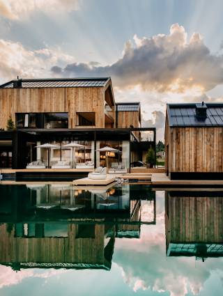 Seehaus im Wellnesshotel Forsthofgut - Sonnenuntergang im Pool genießen 