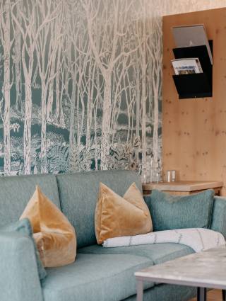 Zimmer mit Couch im Naturhotel Forsthofgut