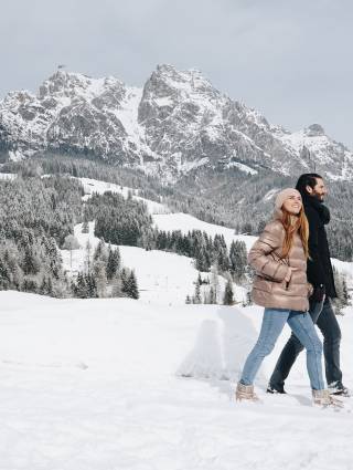 Schneewanderung Schneespaziergang Winterurlaub Österreich Leogang